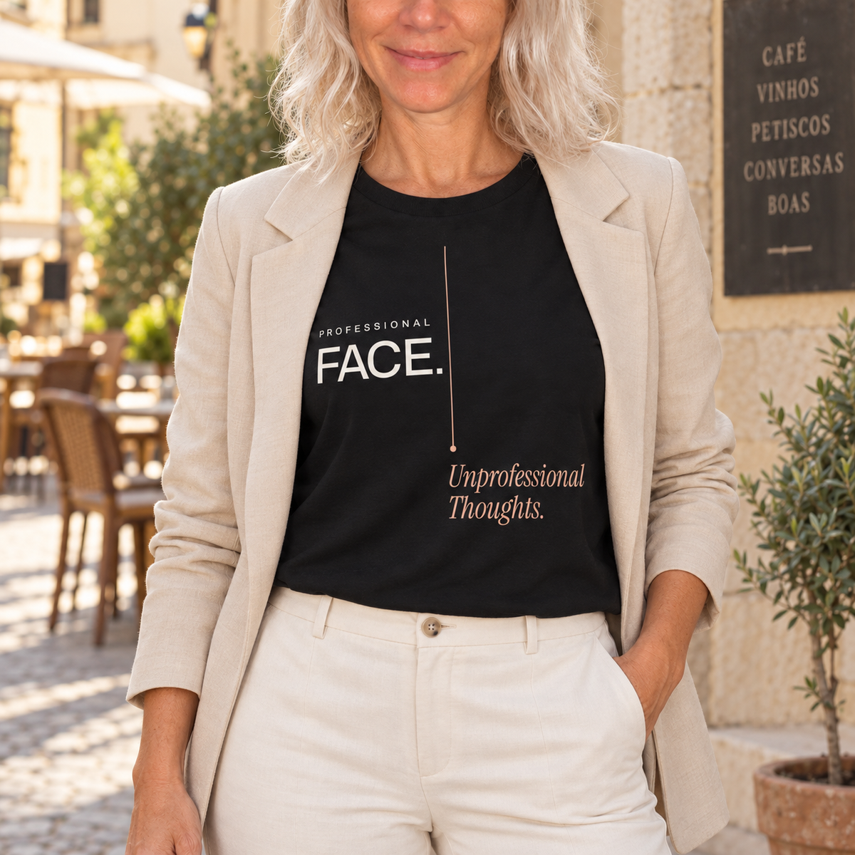 T-shirt Algodão Orgânico "Professional Face. Unprofessional Thoughts."