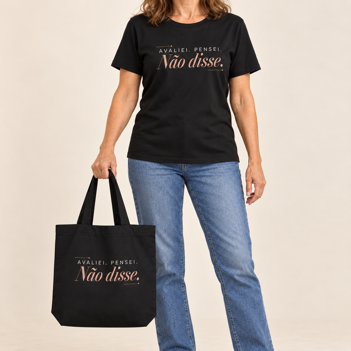 Mulher com t-shirt e tote bag Avaliei Pensei Não disse em look casual