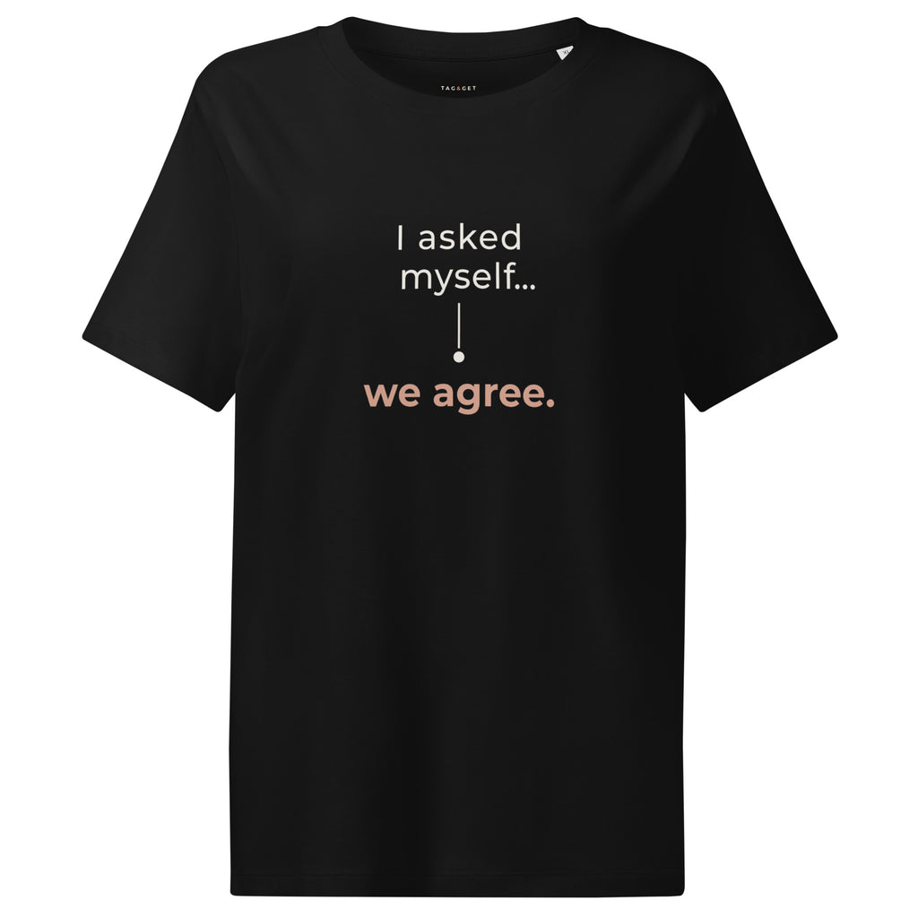 T-shirt feminina preta Tag&Get, de algodão orgânico, com a frase “I asked myself... we agree.” em tons claros e pêssego na frente.