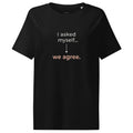 T-shirt feminina preta Tag&Get, de algodão orgânico, com a frase “I asked myself... we agree.” em tons claros e pêssego na frente.