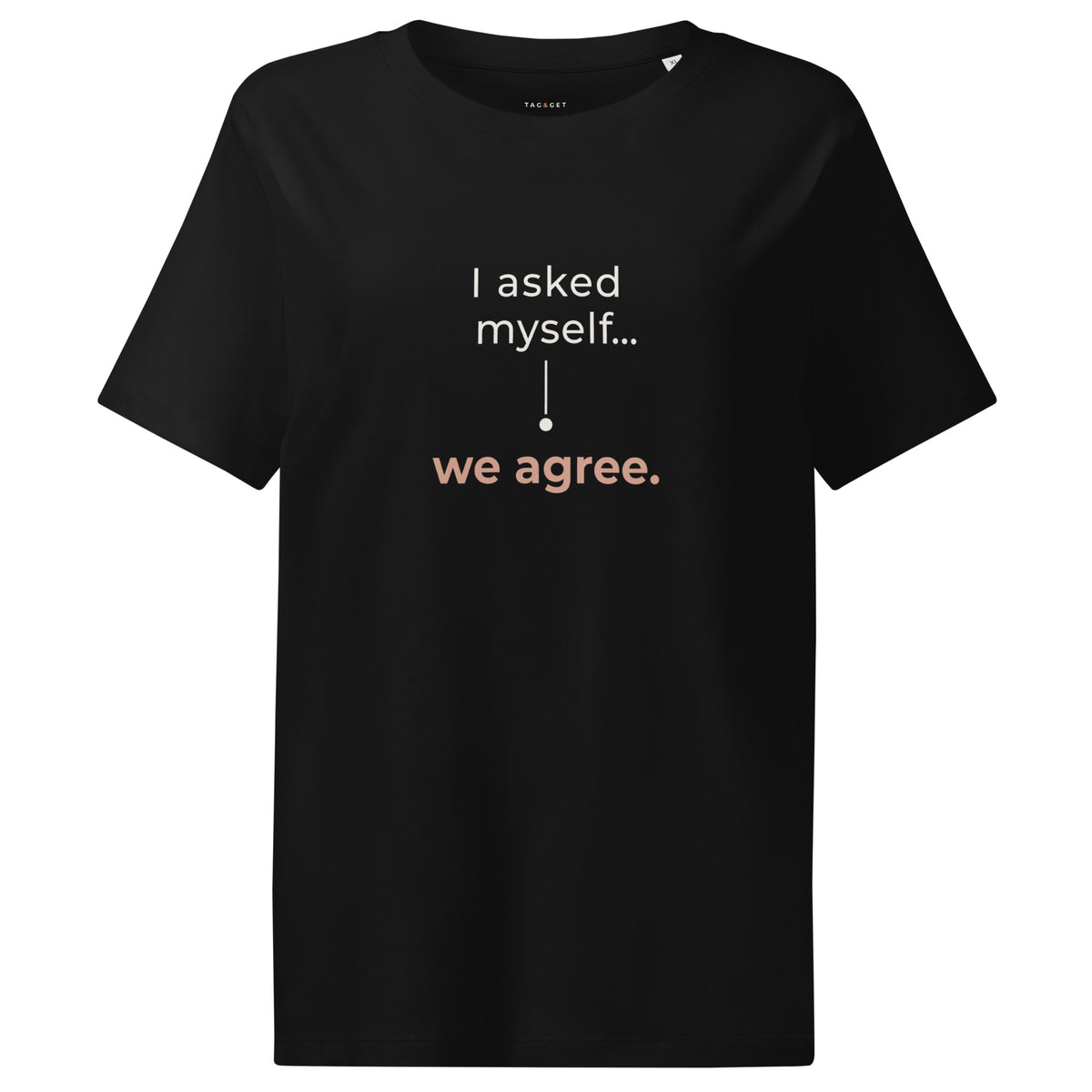 T-shirt feminina preta Tag&Get, de algodão orgânico, com a frase “I asked myself... we agree.” em tons claros e pêssego na frente.