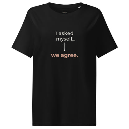 T-shirt feminina preta Tag&Get, de algodão orgânico, com a frase “I asked myself... we agree.” em tons claros e pêssego na frente.