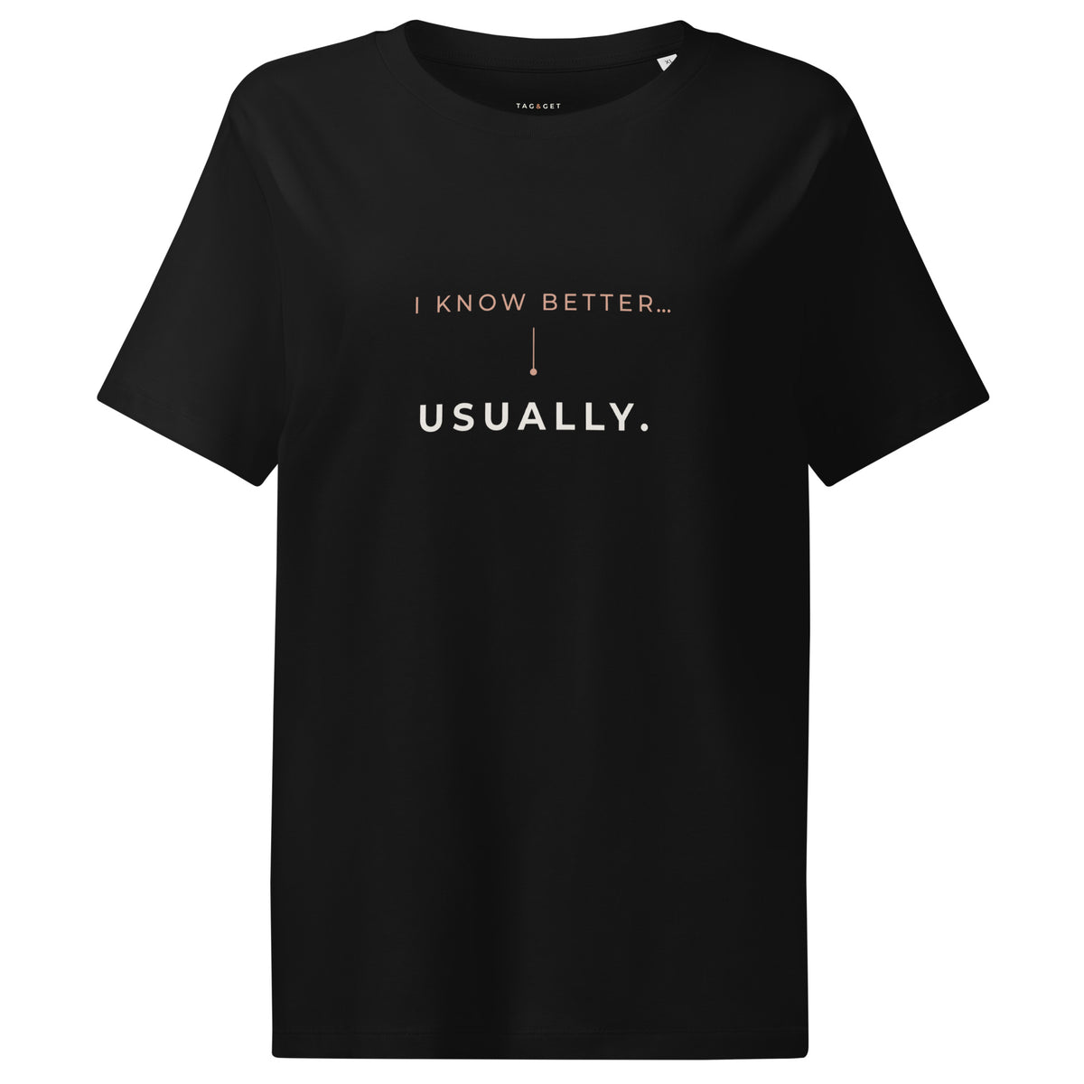T-shirt feminina preta Tag&Get, de algodão orgânico, com a frase “I know better... usually.” em tons claros e pêssego na frente.