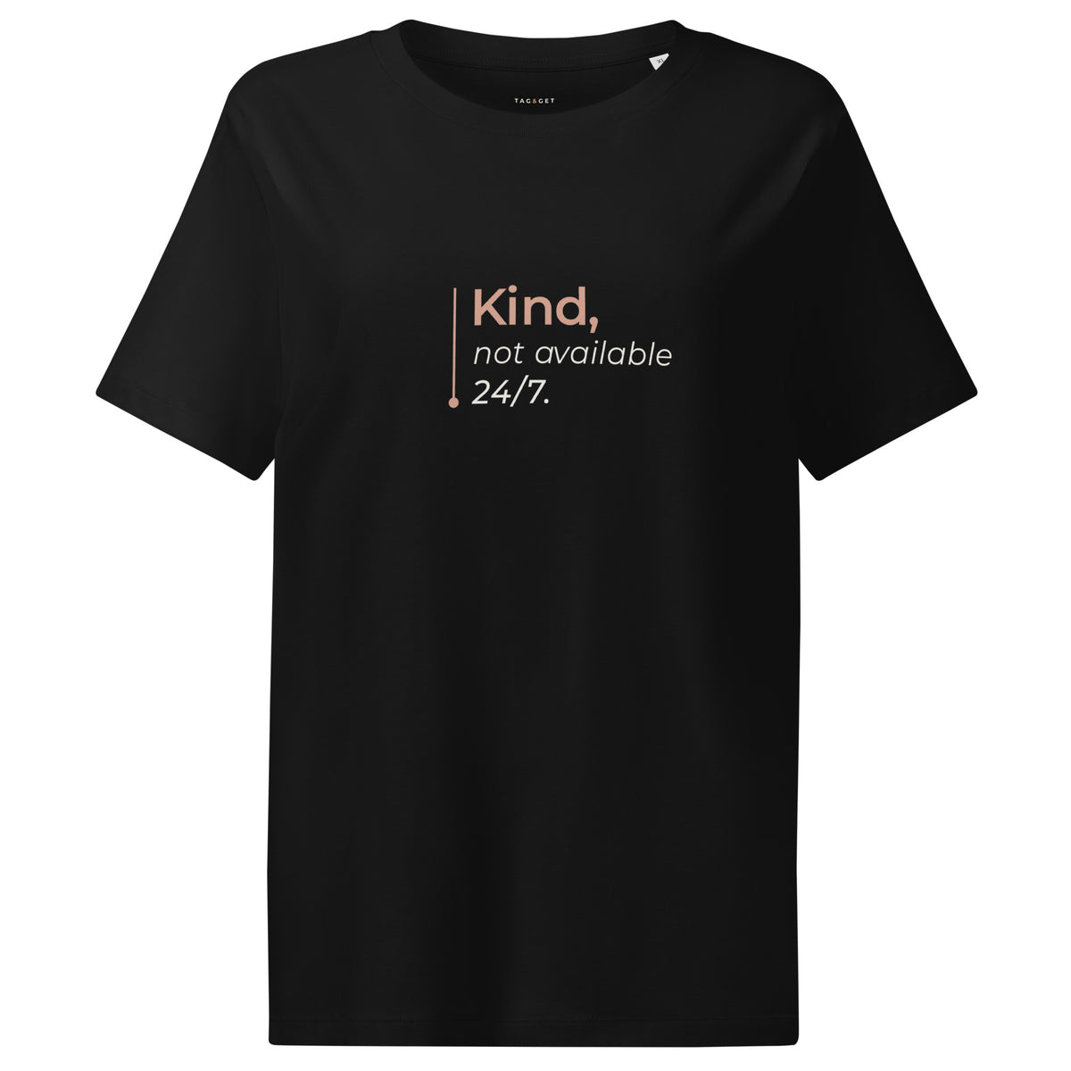 T-shirt feminina preta Tag&Get, de algodão orgânico, com a frase “Kind, not available 24/7.” em tons claros e pêssego na frente.
