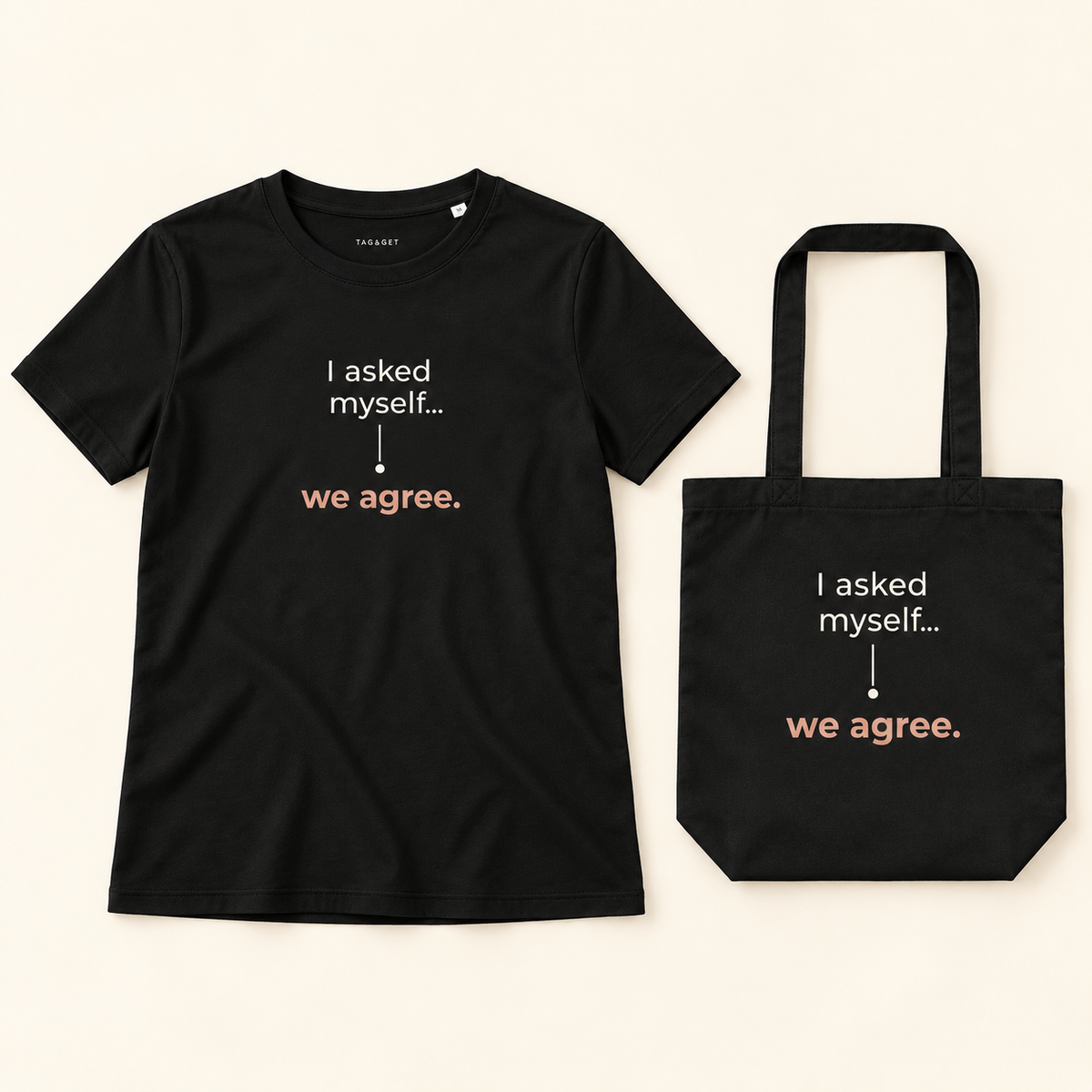 Conjunto de t-shirt e tote bag pretas com a frase “I asked myself... we agree.”, vistas de frente sobre fundo creme.