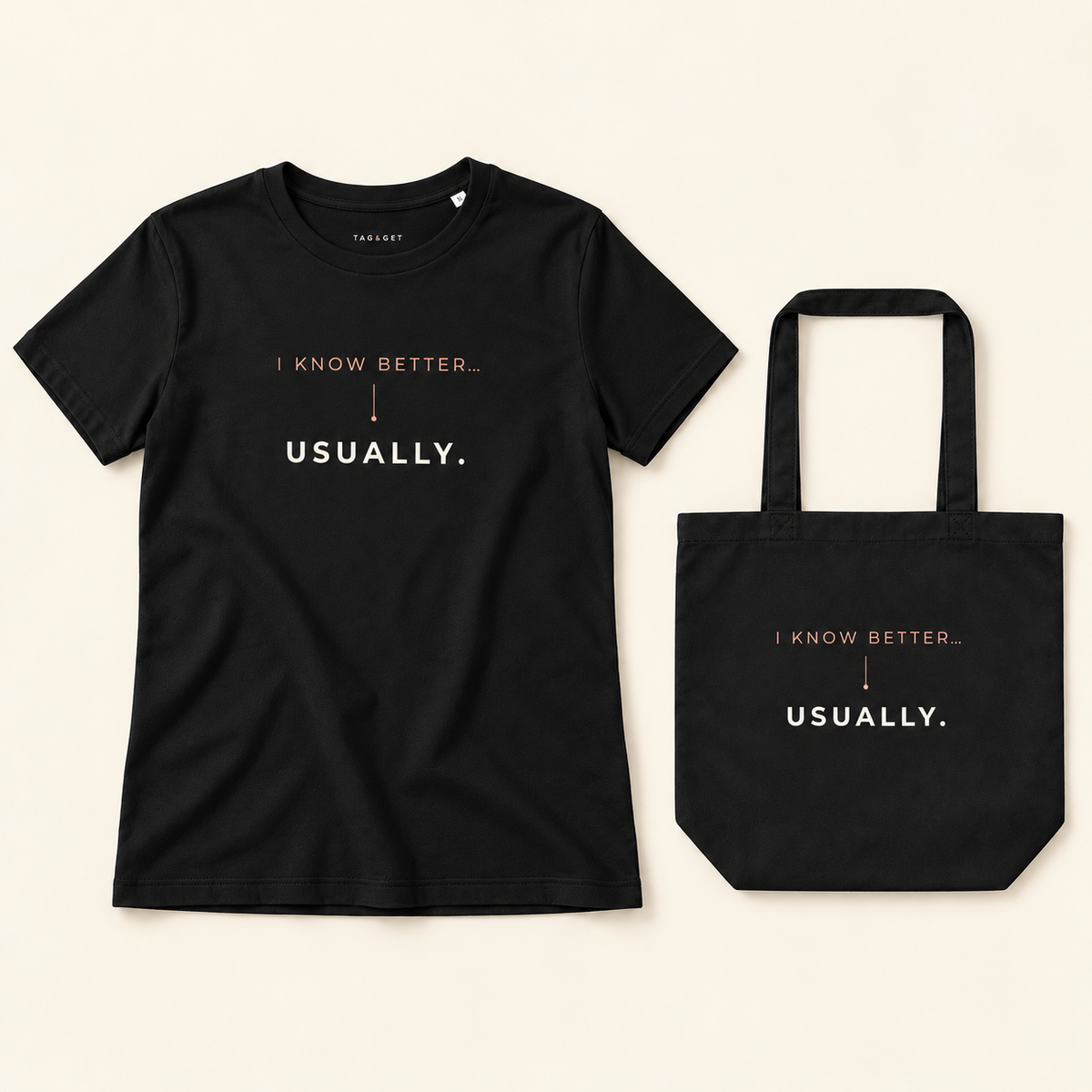 Conjunto de t-shirt e tote bag pretas com a frase “I know better... usually.”, vistas de frente sobre fundo creme.