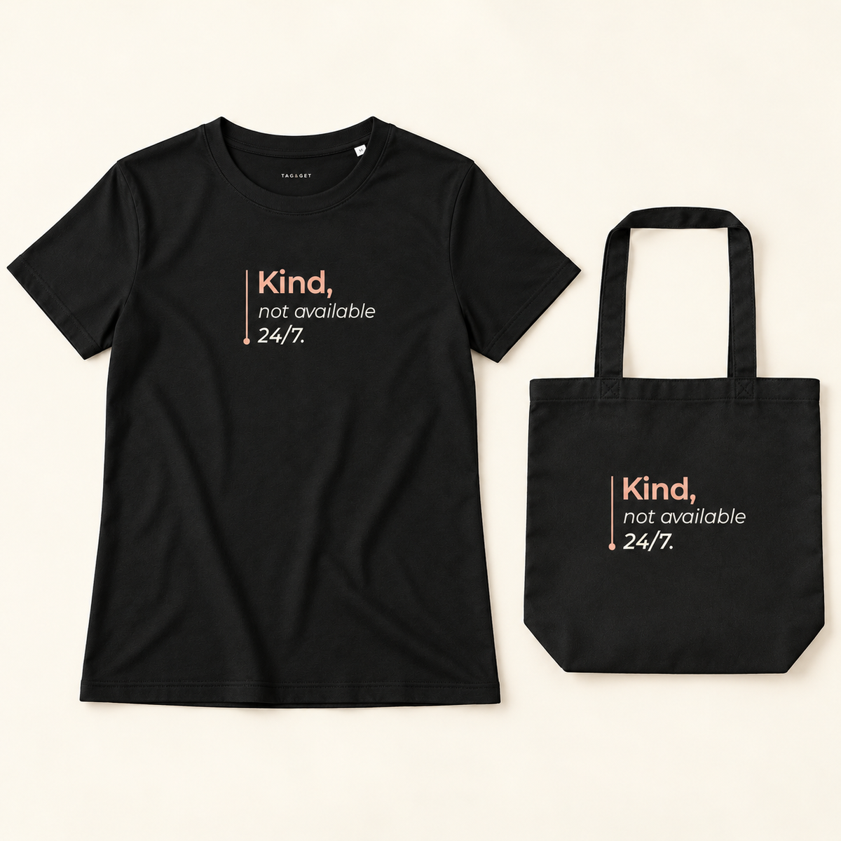 Conjunto de t-shirt e tote bag pretas com a frase “Kind, not available 24/7.”, vistas de frente sobre fundo creme.