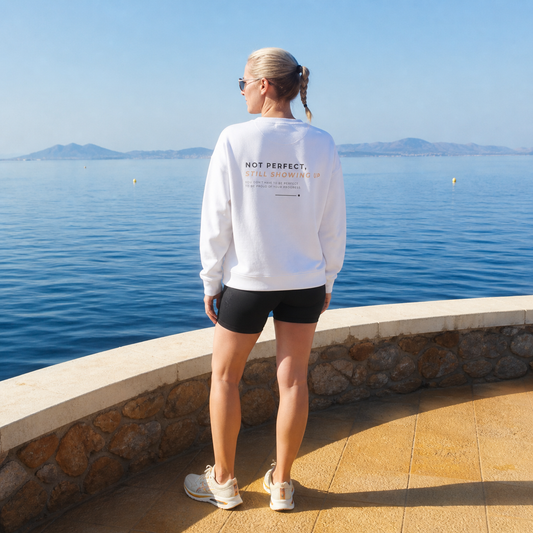 Sweatshirt feminina algodão orgânico " not perfect, still showing up"