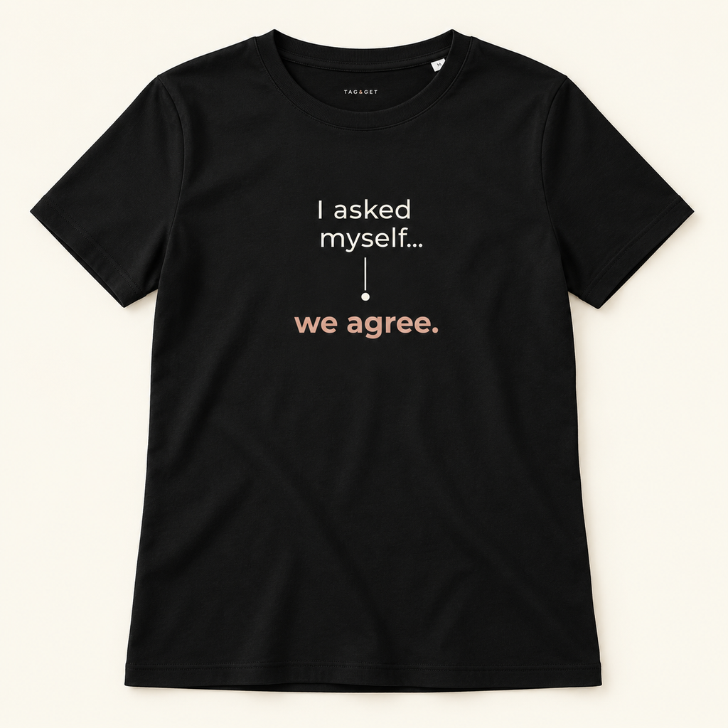T-shirt preta Tag&Get com a frase “I asked myself... we agree.”, vista de frente sobre fundo creme.