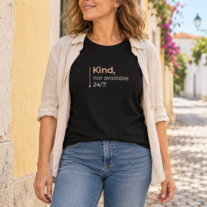 Mulher com a T-shirt preta “Kind, not available 24/7.”, camisa clara aberta e jeans numa rua portuguesa; imagem gerada com estética UGC.
