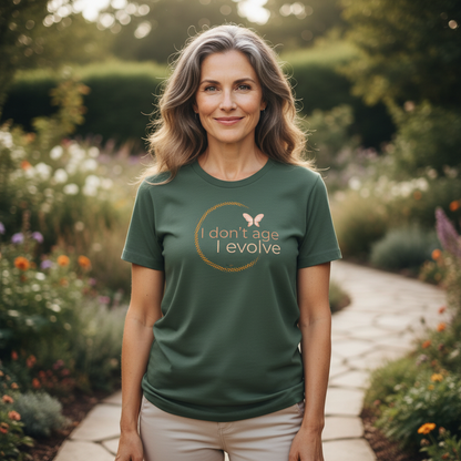 Mulher madura ao ar livre com t-shirt "I don't age, I evolve"