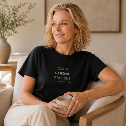 T-shirt feminina de algodão orgânico " Calm, Strong, Present"