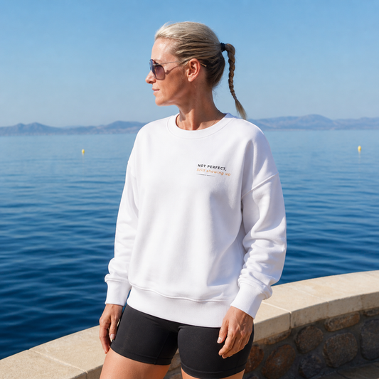 Sweatshirt feminina algodão orgânico " not perfect, still showing up"