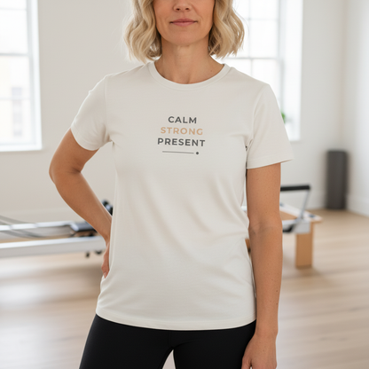 T-shirt branca "Calm. Strong. Present." - pilates - quadrada