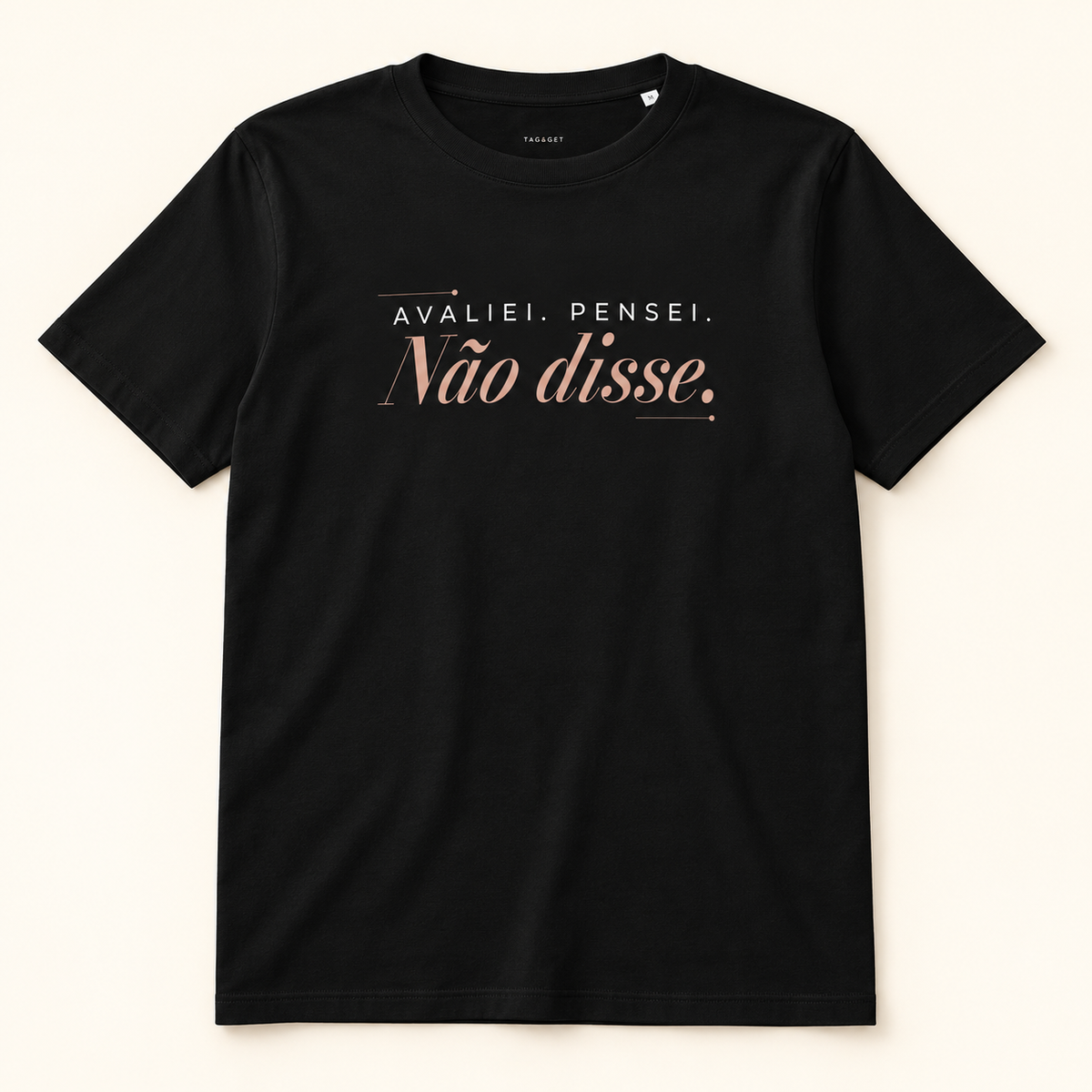 T-shirt preta Avaliei. Pensei. Não disse., vista frontal completa sobre fundo creme.
