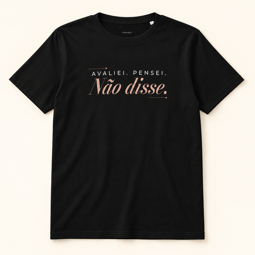T-shirt preta Avaliei. Pensei. Não disse., vista frontal completa sobre fundo creme.
