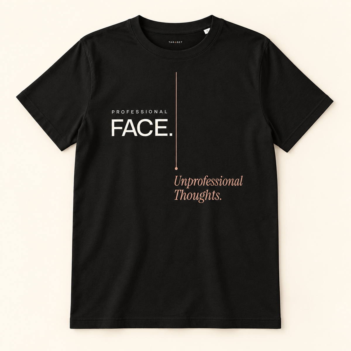 T-shirt preta Professional Face. Unprofessional Thoughts., vista frontal completa sobre fundo creme.