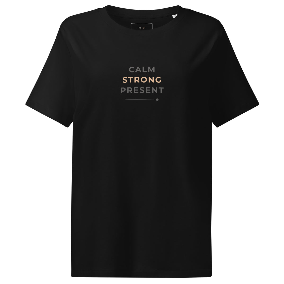T-shirt preta «Calm. Strong. Present.», vista de frente sobre fundo branco.
