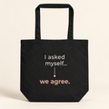 Tote bag preta com a frase “I asked myself... we agree.”, vista de frente sobre fundo creme.