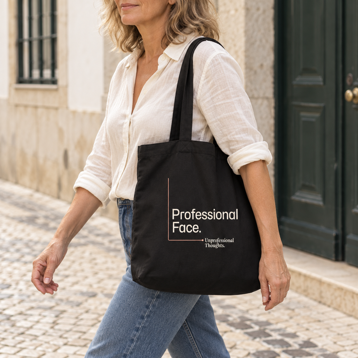 Imagem gerada em estilo UGC: mulher com camisa clara e jeans a usar ao ombro a tote bag preta “Professional Face. Unprofessional Thoughts.” numa rua.