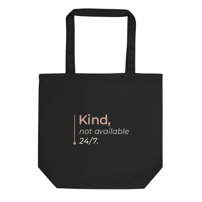 Vista frontal da tote bag preta Tag&Get com a frase “Kind, not available 24/7.” em tons claros e pêssego, em algodão orgânico e com alças compridas.