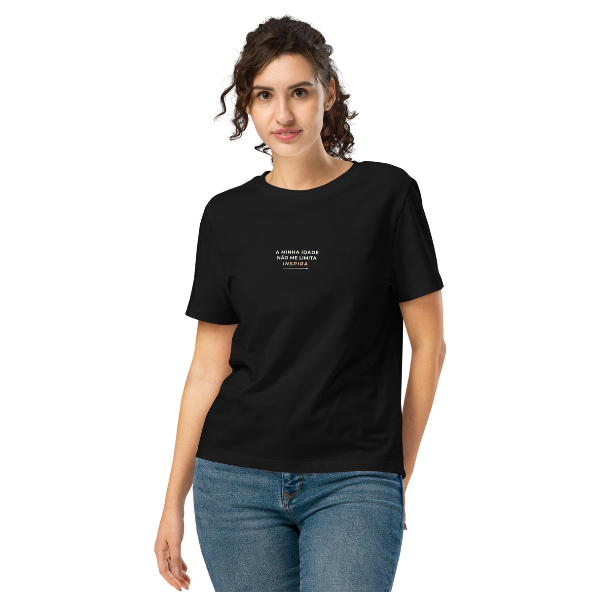 Modelo com T-shirt preta «A minha idade não me limita, inspira» e jeans, vista de frente.