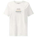 T-shirt off-white «Calm. Strong. Present.», vista de frente sobre fundo branco.