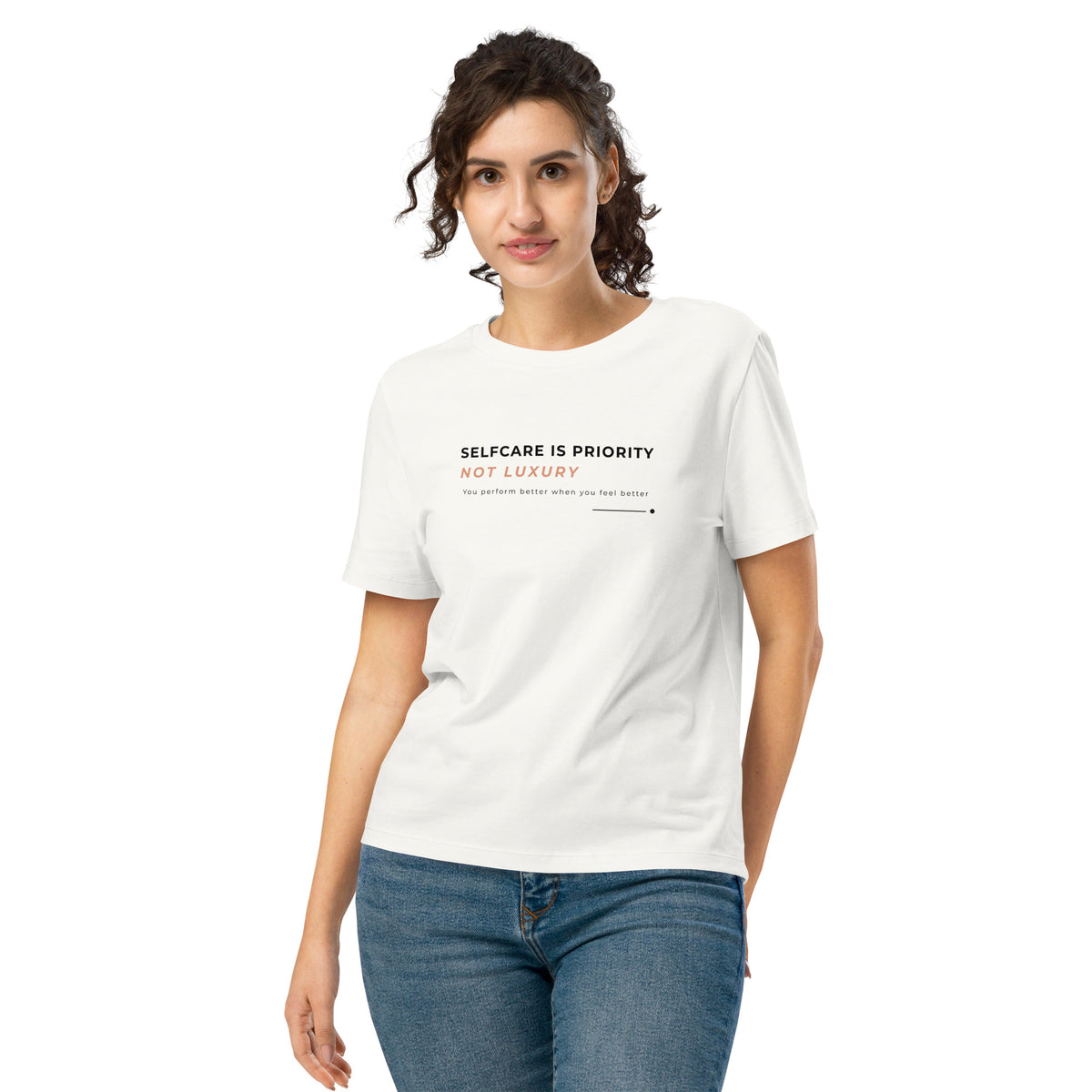 Modelo com T-shirt off-white «Selfcare is priority, not luxury» e jeans.
