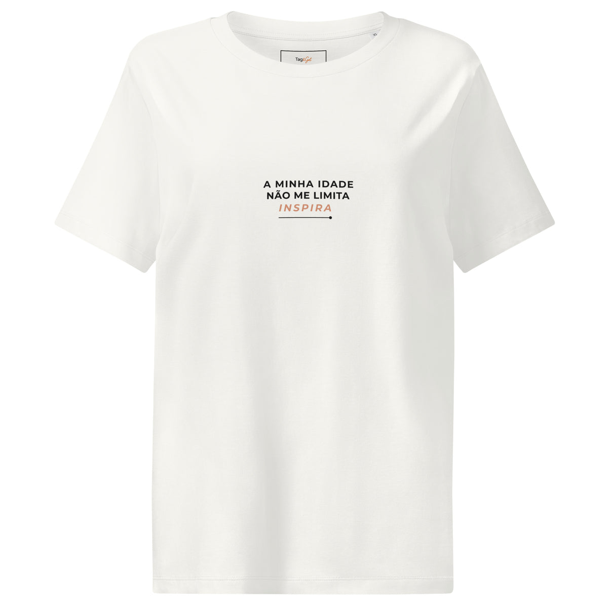 T-shirt off-white «A minha idade não me limita, inspira», vista de frente sobre fundo branco.