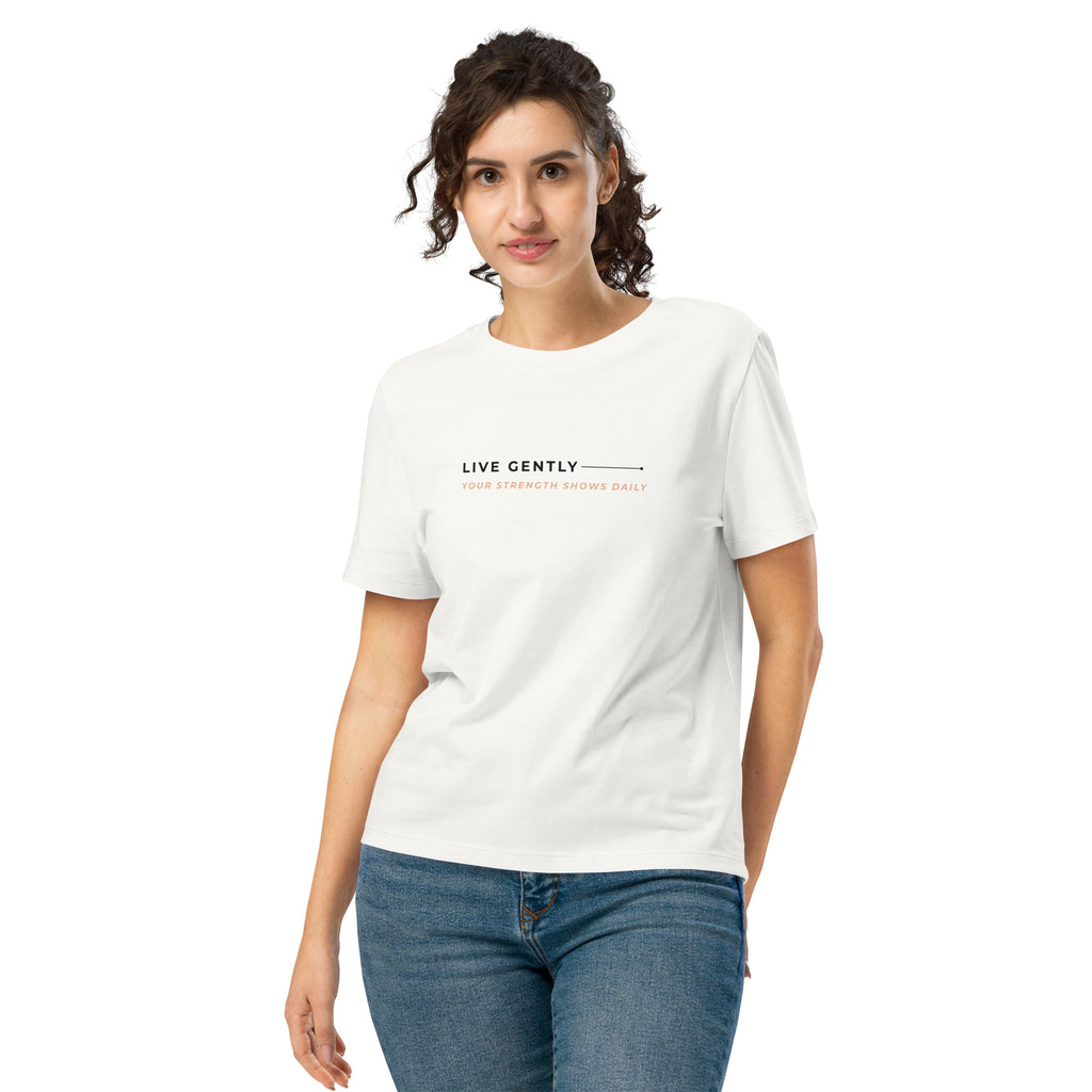 Modelo com T-shirt off-white «Live gently, your strength shows daily» e jeans.